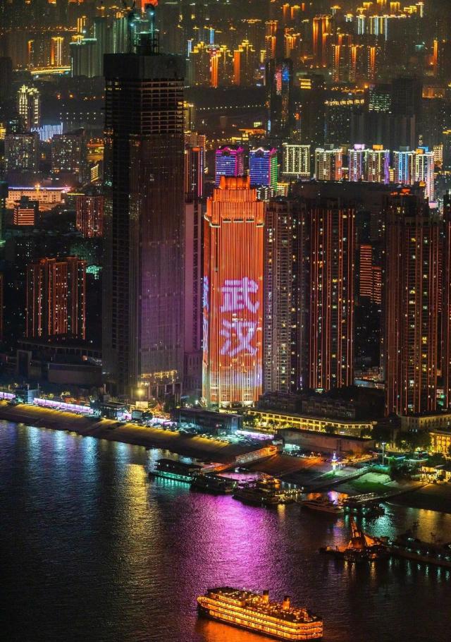評武漢市夜景燈光效果:長江兩岸的宏偉大氣,在中國南方首屈一指